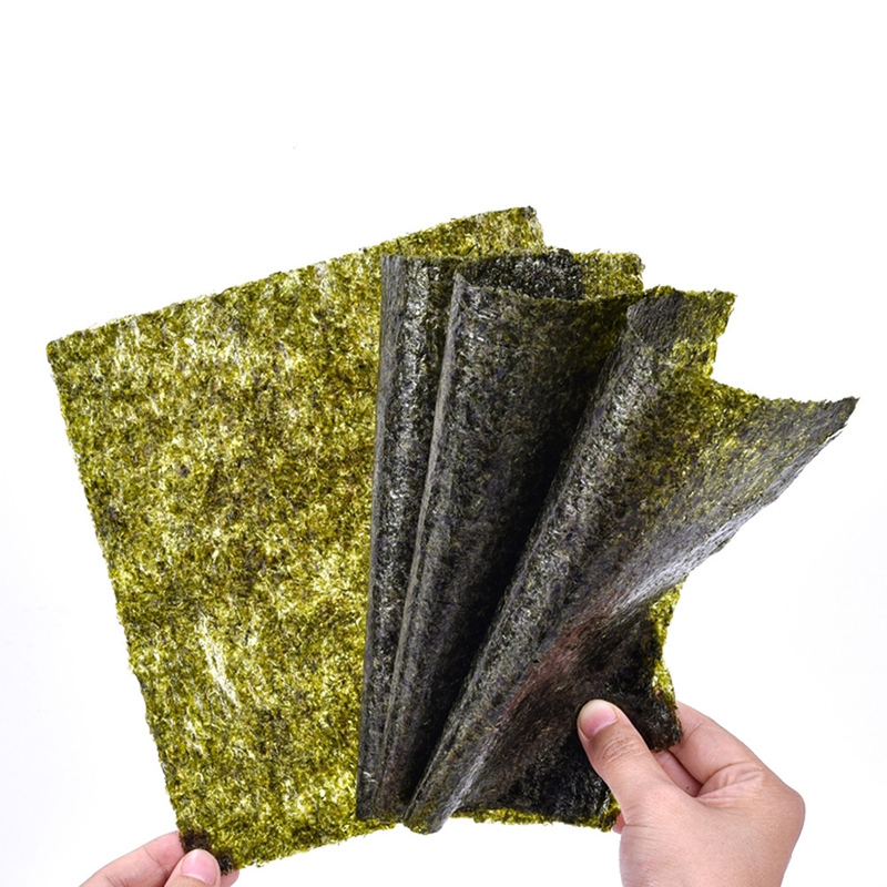 Japanische Art Yaki-Sushi kochende und eine Kleinigkeit essende Nori Dried Seaweed Perfect For