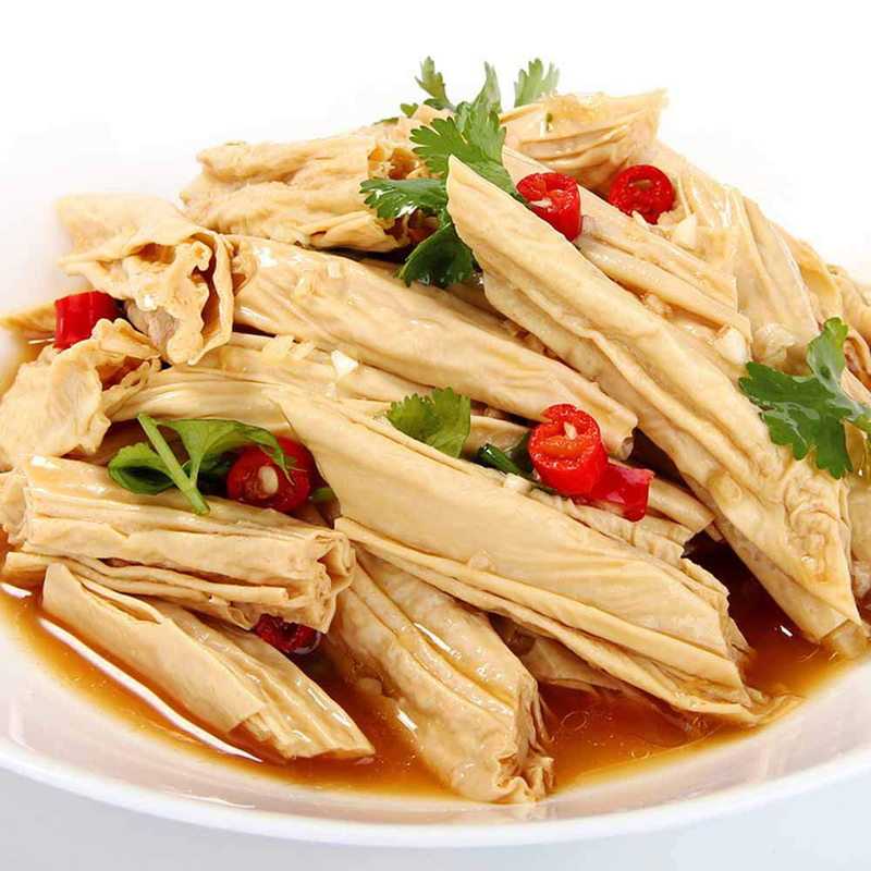 Helle gelbe Bohnen-Kurd oder Tofu-Sticks, die vor dem Kochen eingeweicht werden