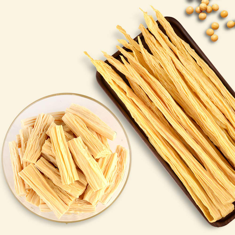 Helle gelbe Bohnen-Kurd oder Tofu-Sticks, die vor dem Kochen eingeweicht werden
