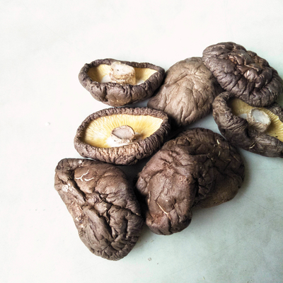 Braunfarbene getrocknete Shiitake-Pilze für die Küche