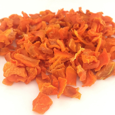 Gesundes Snack Trockene Karottenflocken mit viel Vitamin C