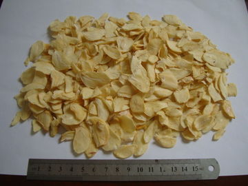 Getrocknete Knoblauch-Hülsen-Chips, entwässerter Knoblauch blättert mit Wurzel freundliches Eco ab