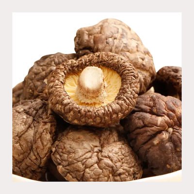 Getrocknete Shiitake-Scheiben für einen reichhaltigen Pilzgeschmack beim Kochen